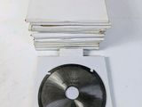 une pile de CD posée sur une boîte blanche