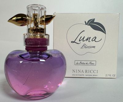une image représentant un flacon de parfum avec un coffret en arrière-plan