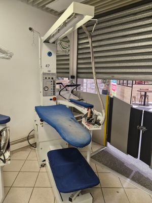 une pièce dans laquelle se trouvent une chaise et une table