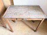 une petite table en bois avec un tiroir en dessous