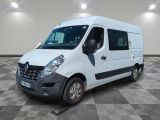 la photo d'une camionnette blanche garée dans une pièce