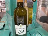 une bouteille de vin posée sur une table dans un magasin