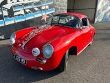 une voiture rouge garée devant un bâtiment