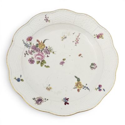 une assiette blanche avec un motif floral
