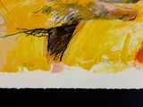 un tableau représentant une girafe sur fond jaune