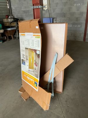 une boîte en carton posée sur le sol à côté d'une boîte en carton