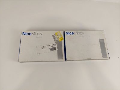 deux boîtes de fournitures de bureau, bien vides, posées sur une surface blanche