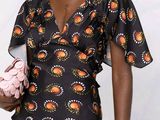 une femme qui tient un sac à main et un autre sac à main