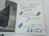 une vieille photo d'un livre sur laquelle figure l'image d'un bâtiment