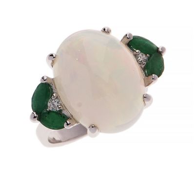une bague en oplite blanche et émeraude