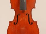 gros plan d'un violon avec un archet sur fond blanc