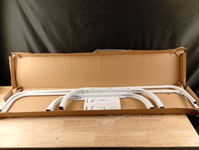 une boîte en carton ouverte posée sur une table en bois