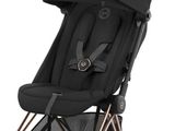 La poussette « buggy » est une poussette compacte qui peut servir de siège pour bébé.