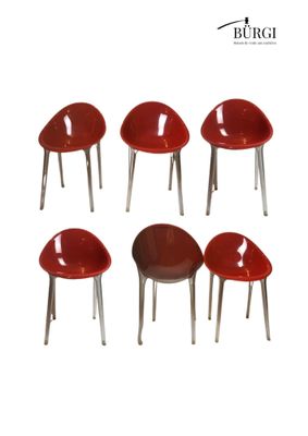 six chaises en plastique rouges aux pieds chromés, sur fond blanc