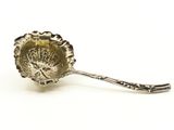 cuillère plaquée argent, ornée d'un motif floral sur fond blanc