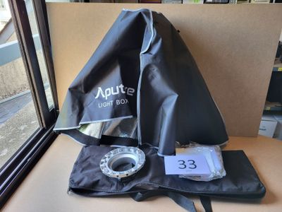 un sac contenant un appareil photo, posé sur une table près d'une fenêtre
