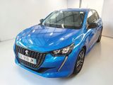 La voiture bleue est garée dans une pièce blanche au sol blanc.