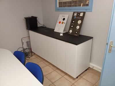 une photo d'une pièce avec une table et une télévision