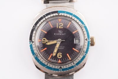gros plan d'une montre-bracelet sur une surface blanche