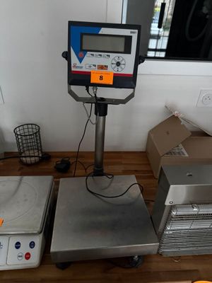 une image représentant une balance posée sur une table en bois