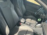 l'intérieur d'une voiture dont les sièges avant sont rabattus