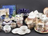 de nombreux types différents d'assiettes, de tasses et de soucoupes en porcelaine