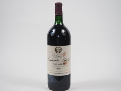 l'image d'une bouteille de vin posée sur une table