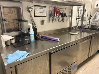 une cuisine avec des plans de travail et des placards en inox
