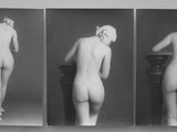 une photo en noir et blanc représentant trois nus dans trois poses différentes