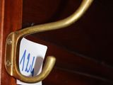 une poignée de porte à laquelle est accrochée une note