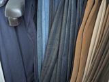 beaucoup de vêtements suspendus à un portant dans un placard