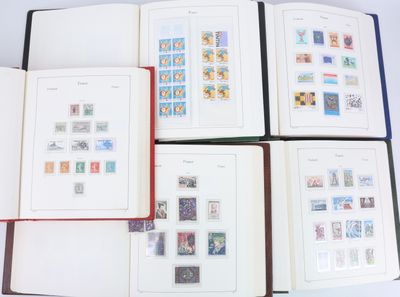 Plusieurs types de timbres sont présentés dans un album posé sur une table
