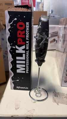 des bouteilles de lait et un verre de vin sur une table