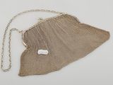 un sac à main ancien en maille d'argent, muni d'une bandoulière en chaîne et d'un fermoir