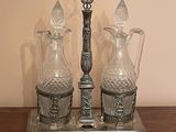 trois vases en verre et un support en métal posés sur une table