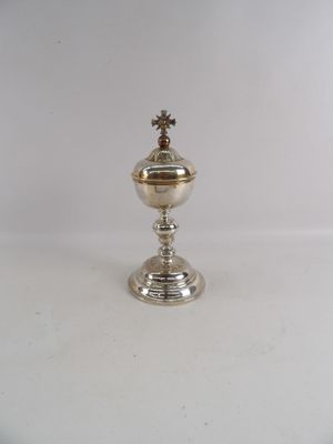 une coupe ancienne en argent surmontée d'une croix