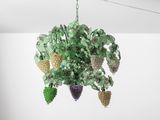 un lustre vert avec des grappes de raisin suspendues au plafond