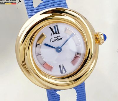 gros plan d'une montre-bracelet avec un bracelet bleu