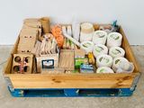 une caisse en bois posée par terre et contenant divers objets