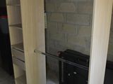 une photo d'une chambre avec un lit et une armoire