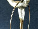 statue d'une femme tenant un hula-hoop sur un fond noir
