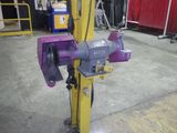 une machine violette qui se trouve dans un entrepôt