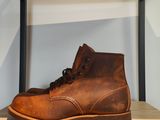 des bottes en cuir marron posées sur une étagère dans un magasin de chaussures
