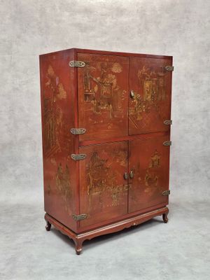 une vieille armoire en bois ornée d'un tableau sur la façade