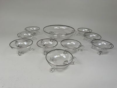un ensemble de bols en verre aux bords argentés posés sur une surface blanche