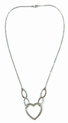 un gros plan d'un collier en forme de cœur sur fond blanc