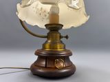 une lampe munie d'un abat-jour en verre