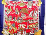 une photo d'un foulard en soie rouge et bleu sur lequel figurent des personnes