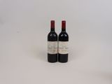 deux bouteilles de vin posées l'une à côté de l'autre sur une table