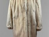 un manteau de fourrure blanche sur un mannequin, un mannequin, un mannequin, un mannequin, un mannequin, un mannequin, un mannequin, un mannequin, un mannequin, un mannequin, un mannequin, un mannequin, un mannequin, un mannequin, un mannequin, un mannequin, un mannequin, un mannequin, un mannequin, un mannequin, un mannequin, un mannequin, un mannequin, un mannequin, un mannequin, un mannequin, un mannequin, un mannequin, un mannequin, un mannequin, un mannequin, un manne